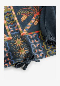 Unselected, blue border print