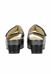 Černé sandály na podpatku s hladkou koženou úpravou, otevřenou patou, dvojitými popruhy a texturovaným akcentem podél horního okraje.