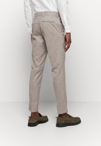 Isaac Dewhirst THE WEDDING SUIT SET - Fato - brown