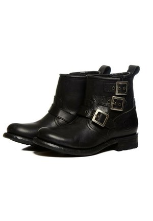 Botas de tobillo de cuero negro con dos hebillas plateadas, punta redondeada y un tacón bajo de bloque. Acabado texturizado con detalles de costura en contraste.