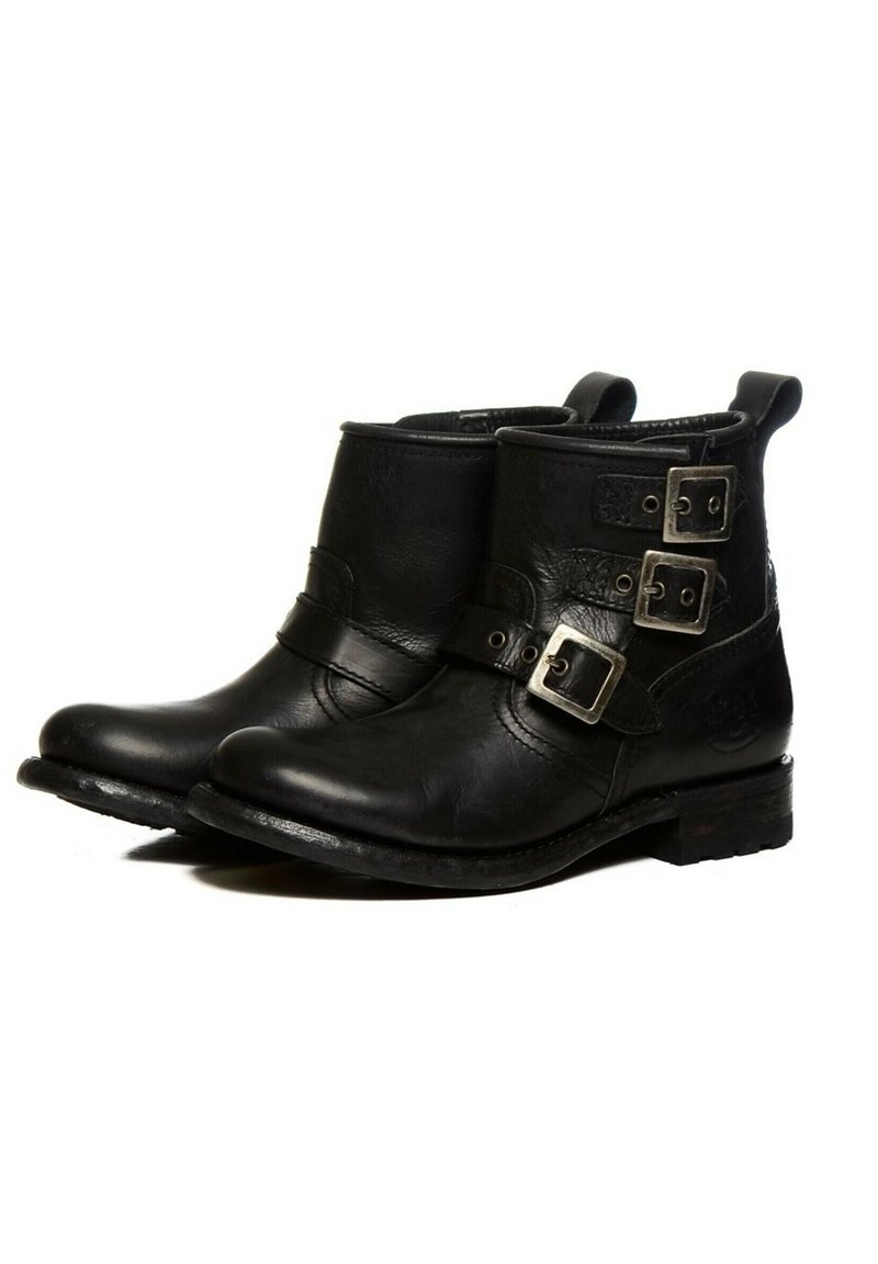 Botas de tobillo de cuero negro con dos hebillas plateadas, punta redondeada y un tacón bajo de bloque. Acabado texturizado con detalles de costura en contraste.