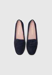 Tamsiai mėlynos spalvos zomšiniai bateliai be kulno, minkšta tekstūra, siuvinėta dizainas ir mažas kaspinas priekyje. Vidus išklotas šviesiai rožine medžiaga.