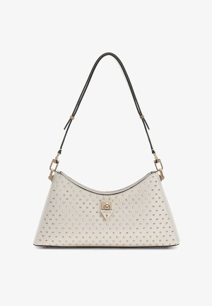 Borsa a trapezio bianca con borchie dorate, tracolla nera regolabile e chiusura frontale con logo Guess in oro.