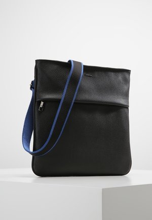 Schwarze Textur-Leder-Umhängetasche mit einem breiten schwarzen Riemen mit blauen Kanten, stehend auf einer weißen Oberfläche vor einem grauen Hintergrund.