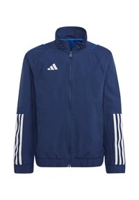 Marineblaues Sportjackett aus leichtem Material, mit durchgehendem Reißverschluss, hohem Kragen und weißen Streifenakzenten an den Ärmeln.