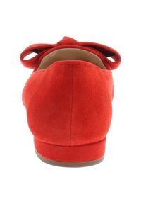 Rote Wildleder-Balletschuhe mit runder Zehenpartie und einer Schleifen-Akzent hinten. Die Sohle ist flach und glatt, designed für komfortables Tragen.