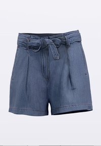 Krótkie spodenki dżinsowe z paskiem w talii, plisowanym przodem i kieszeniami po bokach. Tkanina jest fakturowana, w średnim odcieniu niebieskiego z kontrastującym czerwonym przeszyciem.