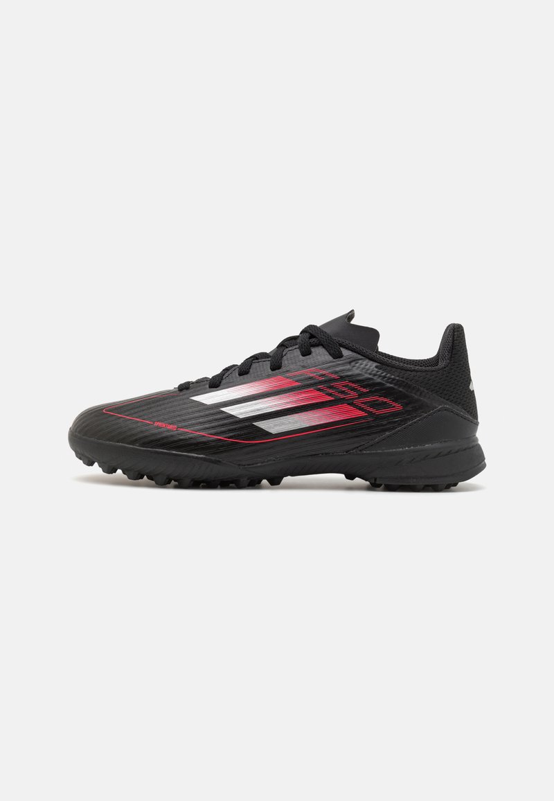 Czarne buty sportowe z teksturowaną cholewką, z czerwonymi i srebrnymi akcentami, niskoprofilowy design oraz gumowa podeszwa zapewniająca przyczepność.
