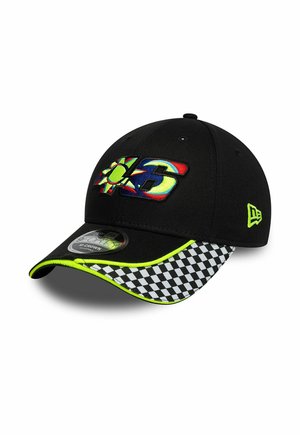 Zwarte baseballpet met kleurrijk nummer 46 aan de voorkant, dambordpatroon onder het klepje en neon groene rand en logo aan de zijkant.