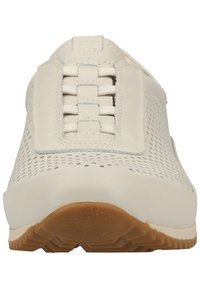 Letvægts sneakers i off-white læder med perforeret overdel for åndbarhed, flade snørebånd og en tekstureret brun gummisål.