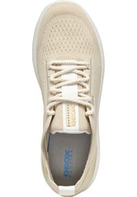 Scarpa atletica in rete beige con una parte superiore testurizzata, lacci bianchi, dettagli dorati e una soletta traspirante con il marchio "GEOX" in blu.