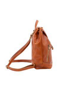 Zaino in pelle marrone con un design morbido, spallacci regolabili, una tasca con zip sul lato e una chiusura con cordoncino.