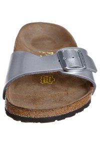 Sandalo scivoloso sintetico grigio con fibbia metallica, soletta in suede marrone, suola in sughero texture e design piatto per il comfort.