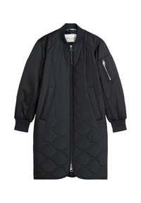 Long manteau noir matelassé avec fermeture éclair frontale, col et poignets côtelés, poches latérales et poche zippée sur la manche gauche.