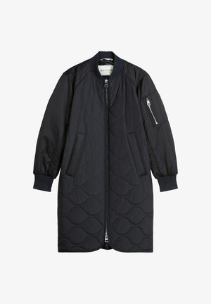 Długi czarny pikowany płaszcz z zamkiem błyskawicznym z przodu, prążkowanym kołnierzem i mankietami, bocznymi kieszeniami oraz zamkniętą kieszenią na lewym rękawie.
