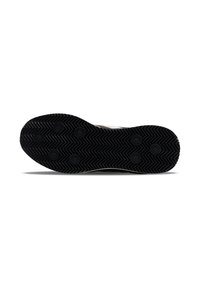 Gummiklarg sneakersål med et fiskebensmønster, der har flere cirkulære grips, overvejende sort med en struktureret overflade.