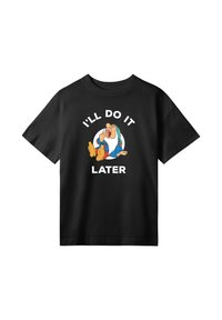 Sort bomulds T-shirt i sort med en farverig tegneseriefigur og teksten "JEG GØR DET SENERE" i fed hvid skrift ovenfor og nedenfor figuren.