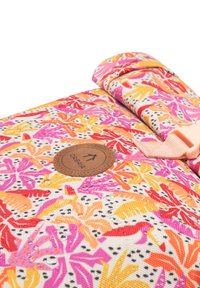 Bunter Rucksack aus Stoff mit floralen Motiven in Pink, Orange und Gelb. Mit einem runden Lederpatch und einem pinken Verschluss ausgestattet.