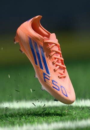F50 PRO FG - Jalkapallokengät kiinteälle alustalle - beam orange/lucid blue/footwear white