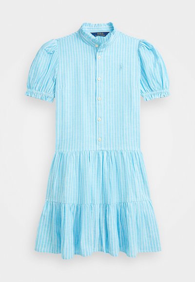 Robe bleu clair avec des rayures blanches verticales, manches courtes bouffantes, boutonnée à l'avant et avec un ourlet évasé à volants. Fabriquée en tissu respirant.