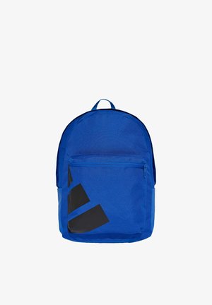 Zaino blu con una grande tasca frontale con zip, realizzato in tessuto testurizzato, con accenti geometrici neri sulla parte anteriore inferiore. Maniglia superiore inclusa.