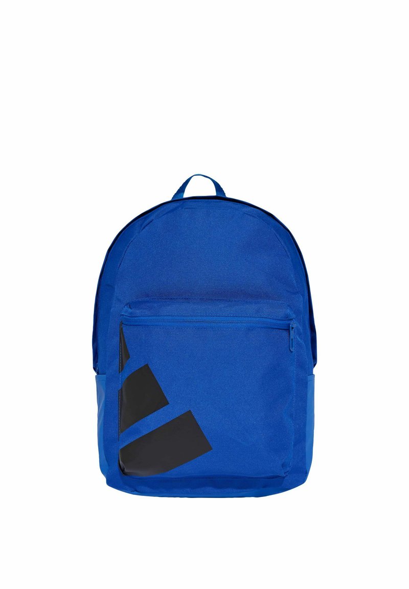 Blauer Rucksack mit großem vorderen Reißverschlussfach, aus strukturiertem Stoff gefertigt, mit schwarzen geometrischen Akzenten an der unteren Vorderseite. Mit Tragegriff oben.