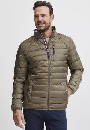 Olivgrüne Pufferjacke mit hohem Kragen, Reißverschluss vorne und blauen Zuglaschen. Verfügt über eine gesteppte Textur und Seitentaschen.