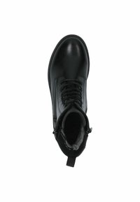 Bota de cuero negra hasta el tobillo con puntera redonda, cierre de cordones en la parte delantera y cremallera lateral. Forro interior suave y tirador en el talón en forma de bucle. Textura lisa.