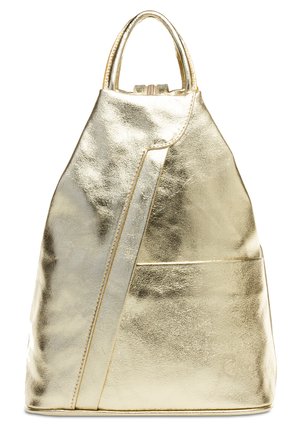 Goldfarbene metallische Rucksack mit einem strukturierten, dreieckigen Design. Verfügt über eine Vordertasche und zwei obere Griffe. Glatte Textur und glänzende Oberfläche.