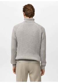 Grijze, geribbelde, gebreide trui met een hoge kraag, aangesloten manchetten en een losse pasvorm. Gestructureerde stof, minimale details, eenvoudig ontwerp.