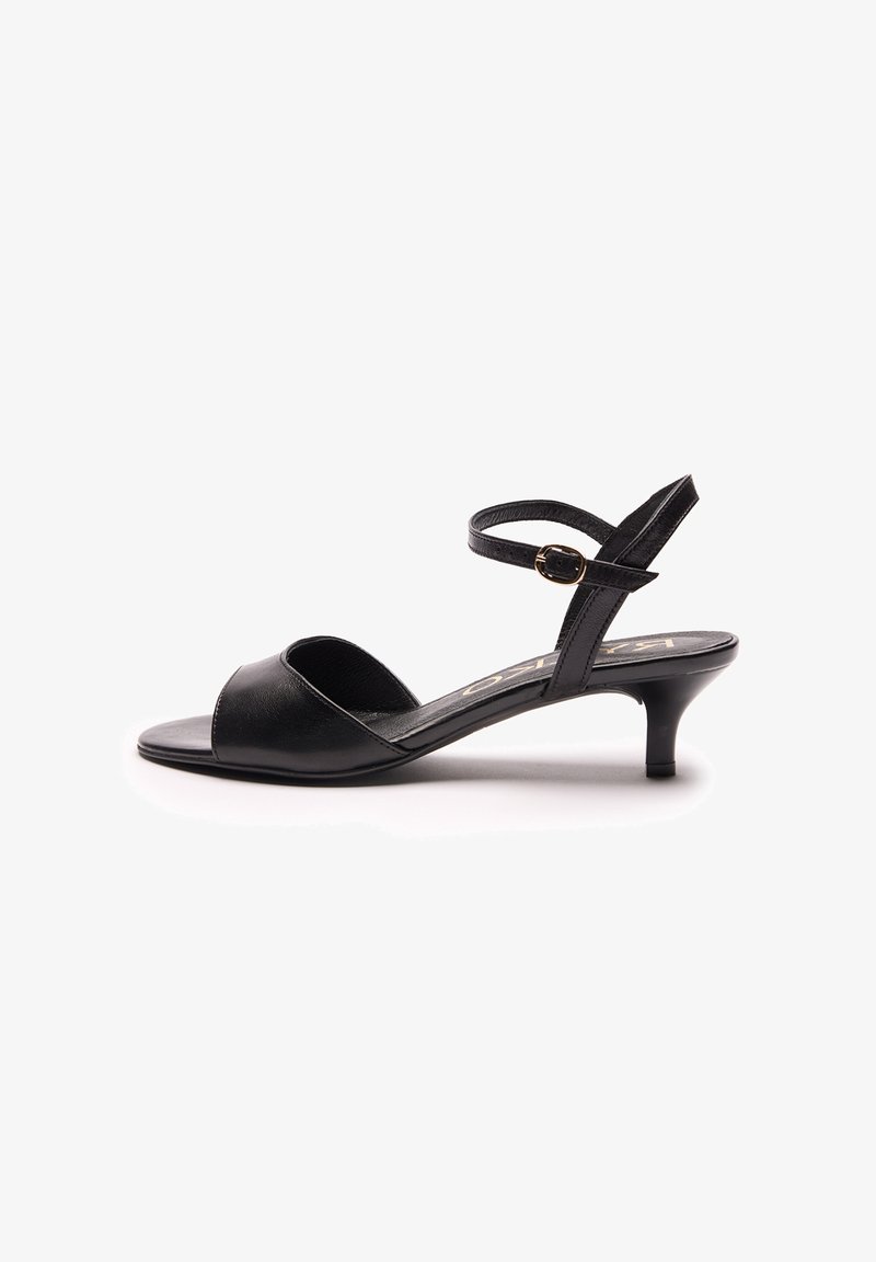 Sandales à talons en cuir noir avec bout ouvert, fine bride à la cheville et détail de boucle. Présentent un talon modeste et une texture lisse.