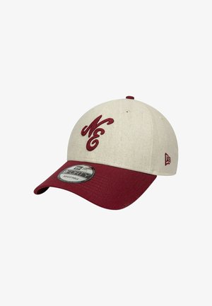 Cappellino da baseball regolabile con una corona in tessuto beige e una visiera color bordeaux. Presenta il logo ricamato "NE" in color bordeaux sul davanti.