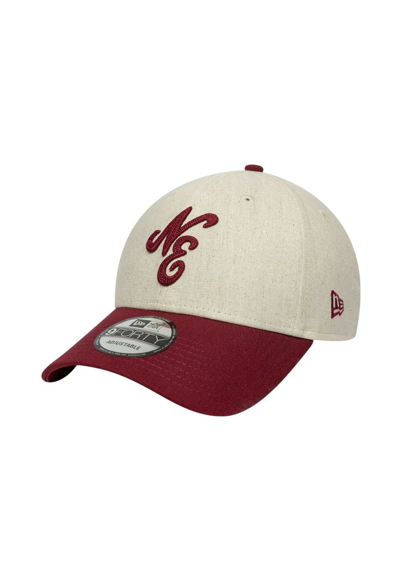 Cappellino da baseball regolabile con una corona in tessuto beige e una visiera color bordeaux. Presenta il logo ricamato "NE" in color bordeaux sul davanti.