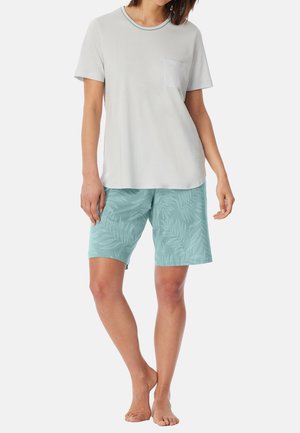 Lichtgrijze t-shirt met een ronde hals en een zak, gecombineerd met turkooise shorts met een loofpatroon, gemaakt van zachte stof.