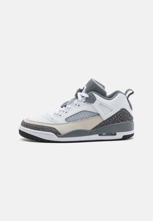 Hvid og grå højtop-sneaker med mesh sidepaneler, elefantprint overlays, synlig luftsål og polstret krave på en ensfarvet baggrund.