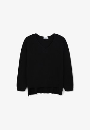 Schwarzer V-Ausschnitt-Pullover aus Strickstoff, mit langen Ärmeln, lockerer Passform und einem längeren hinteren Saum für einen Lagenlook.