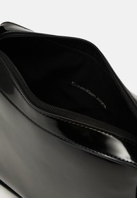 Calvin Klein Jeans BLOCK SQUARE SHOULDERBAG - Handtas - black