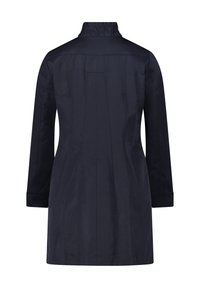 Manteau bleu marine avec un col montant, des manches longues et un design à dos plissé. Texture lisse et lignes simples et épurées tout au long.