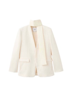 Crèmekleurige, op maat gemaakte blazer met lange mouwen, een detail van een sjaal met hoge kraag en twee klepzakken aan de voorkant.