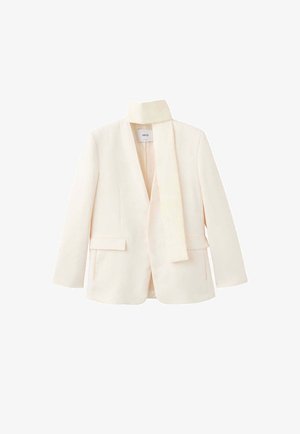 Kráľovsky krémový sako na mieru s dlhými rukávmi, detailom šály s vysokým golierom a dvoma prednými vreckami s chlopňami.