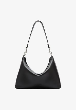 Czarna skórzana torebka na ramię o zakrzywionym, luźnym kształcie. Posiada długi pasek i metalowe elementy w kolorze srebrnym. Gładka faktura z subtelnym znakowaniem.