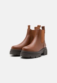 Tommy Hilfiger COMBAT LOW CHELSEA - Platform ankle boots - cognac brown