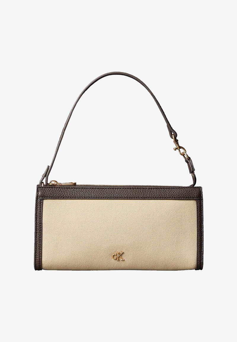 Pochette rectangulaire beige en toile avec garniture en cuir marron foncé, petit logo doré "cK" et une bandoulière amovible en cuir marron foncé.