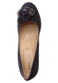 Chaussure plate pour femme en daim bleu marine avec bout rond et une fleur en tissu décorative à l'avant.