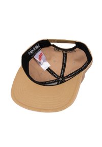 Beige Snapback-Cap mit gebogenem Schild, schwarzem Innenfutter und mehreren Belüftungslöchern. Mit Innenschildern und markenspezifischen Details.
