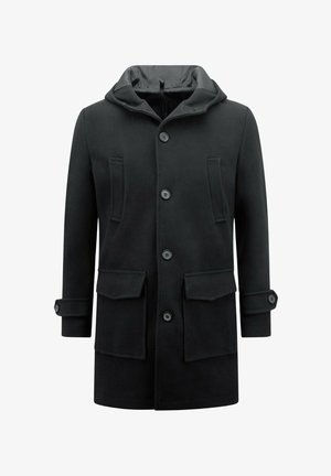Zwarte jas met capuchon, gemaakt van gestructureerde stof; heeft vijf knopen, twee voorzakken en manchetten met knopen.