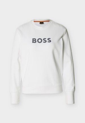 Fehér hosszú ujjú, kerek nyakú pulóver, melynek mellkasán szürke, vastag betűkkel nyomtatott "BOSS" felirat látható középen.