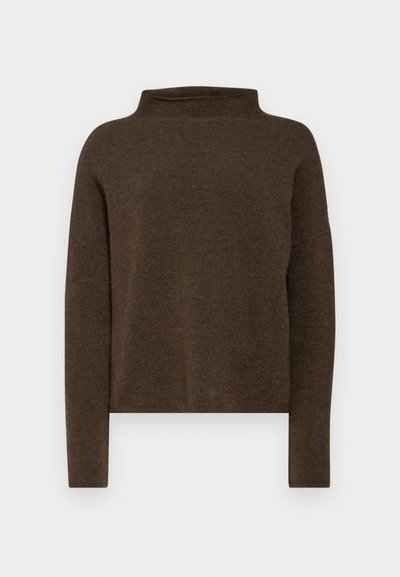 Pull en laine marron avec col montant, fabriqué en tissu doux et texturé. Il dispose de manches longues et d'une coupe décontractée avec des coutures d'épaule tombantes.