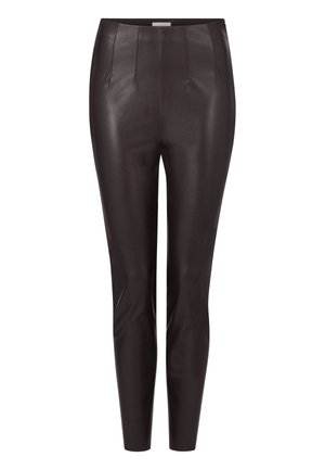 Pantaloni in pelle nera con un design aderente, caratterizzati da pieghe sul davanti e una texture liscia. Nessuna tasca o decorazione visibile.