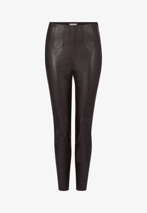 Schwarze Lederhosen mit einer figurbetonten Passform, die an der Vorderseite Falten aufweisen und eine glatte Textur haben. Keine sichtbaren Taschen oder Verzierungen.